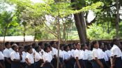 Las estudiantes de la escuela secundaria Ludzi cantando