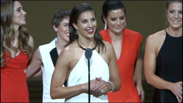 CNE Video | Seth Meyers Presents Glamour’s Women of the Year Awards to the U.S. National Soccer Team