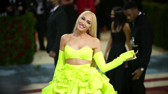 gwen stefani green dress Wardrobe Breakdown: Gwen Stefani Green Sequins Dress On The Voice Semi Finals