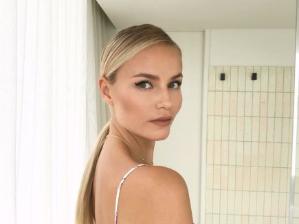 435px x 327px - Watch Beauty Secrets | Watch Model Natasha Poly Get the Perfect Cat-Eye in  3 Easy Steps | Vogue Video | CNE | Vogue.com