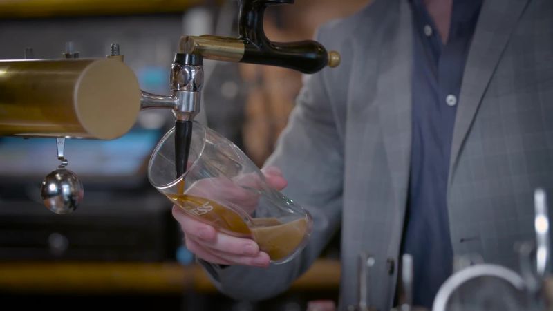 Watch How To Pour The Perfect Pint Of Guinness Condé Nast Traveler Video Cne 