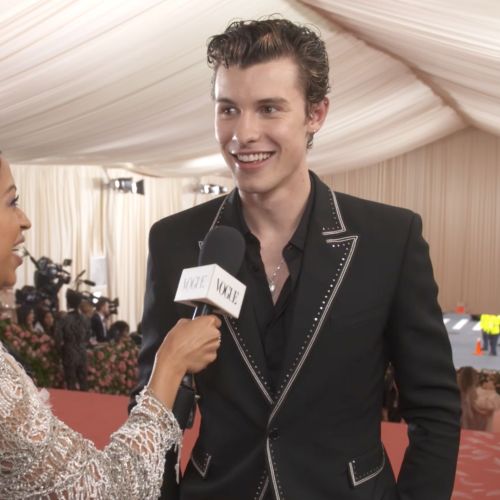 Watch Met Gala Shawn Mendes On His Gold Streaked Hair For The Met Gala Vogue Video Cne Vogue Com