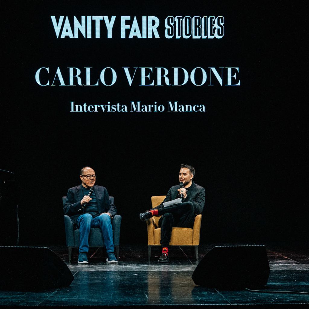 Carlo Verdone al Vanity Fair Stories 2025, con le sue gag esilaranti: «La vita, con me, è stata generosa e spero di poter aiutare qualche ragazzo come Sergio Leone fece quando ero giovane»