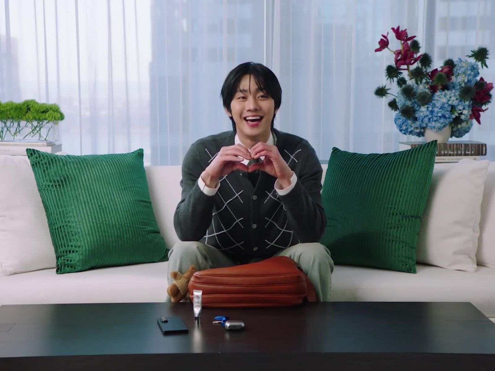 Ahn Hyo-seop’s Messenger Bag Is Filled With Fan Gifts