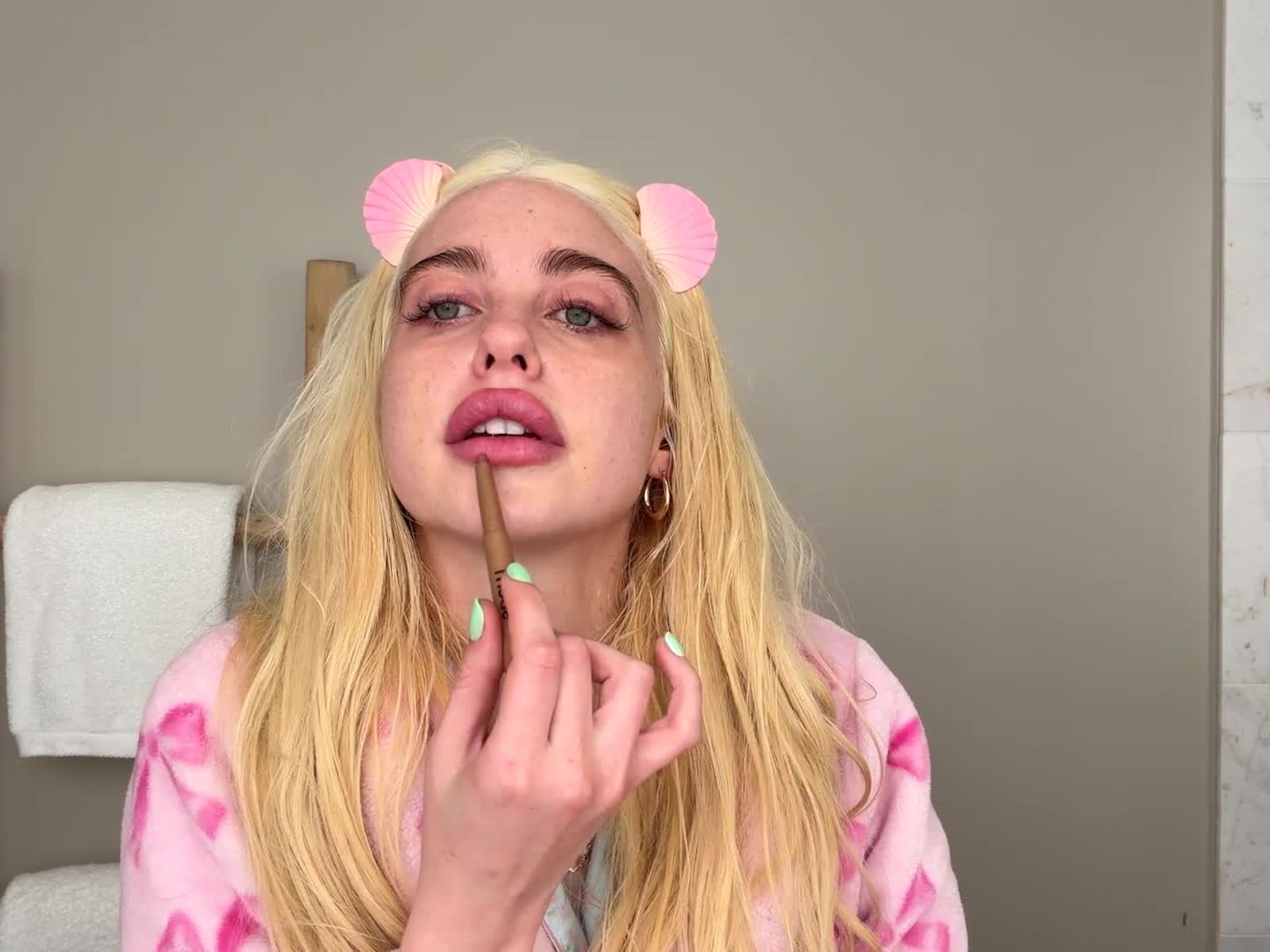Euphoria&rsquo;s Chloe Cherry Isn&rsquo;t Into Makeup Brushes