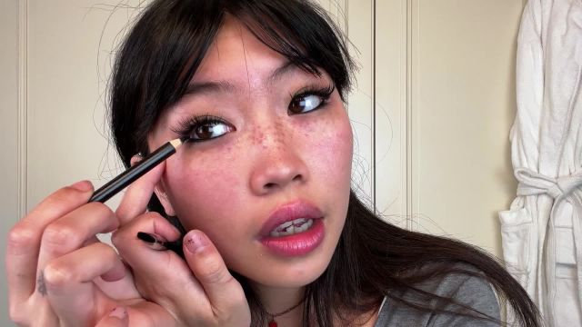 Beabadoobee
s Guide to Faux Freckles and Lived-In Eyeliner