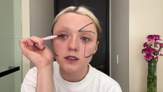 Maisie Williams
s Guide to Pistol
s Punk Makeup