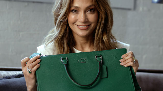¿Qué hay en el bolso de Jennifer Lopez?