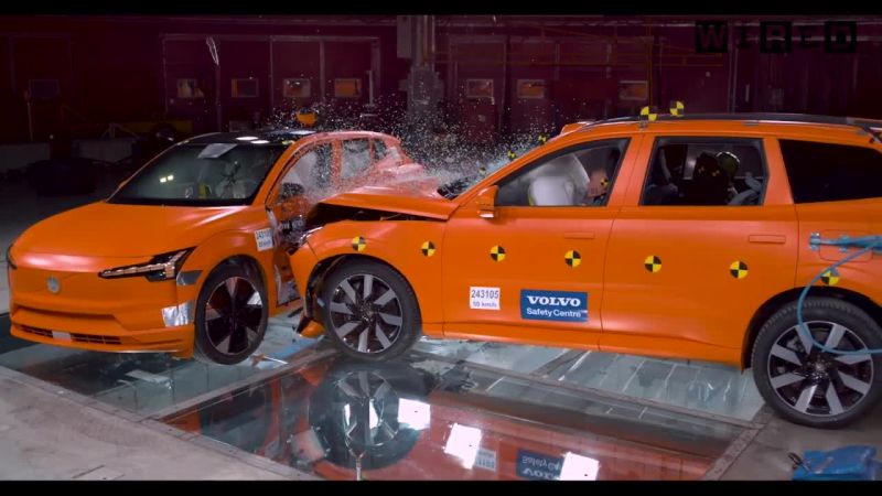 Il video del crash test di due Volvo elettriche