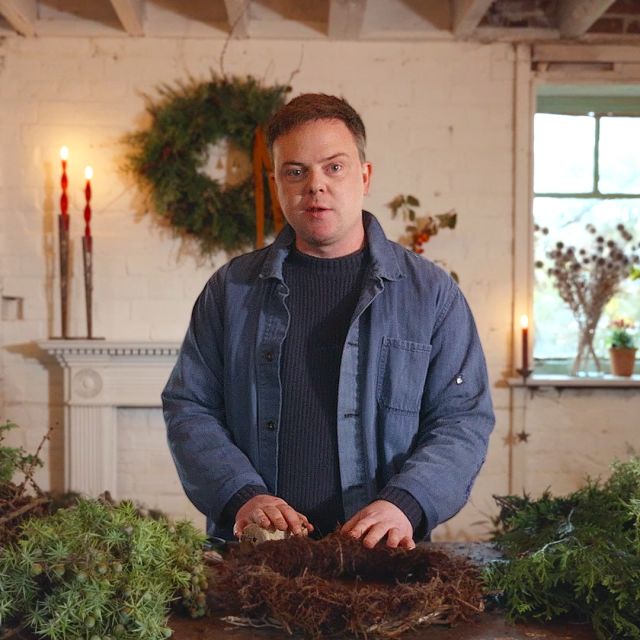 Florist’s guide to making a Christmas wreath, festive garland & table decorations