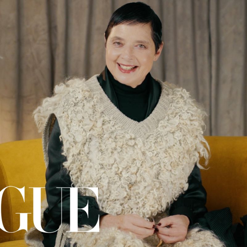 Michelle in primavera con lo scialle di lana: la storia dell'accessorio cult