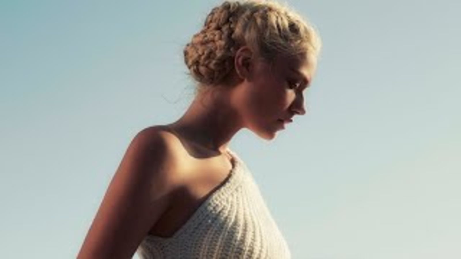 Что они плетут: прически из «Игры престолов» в съемке Tatler