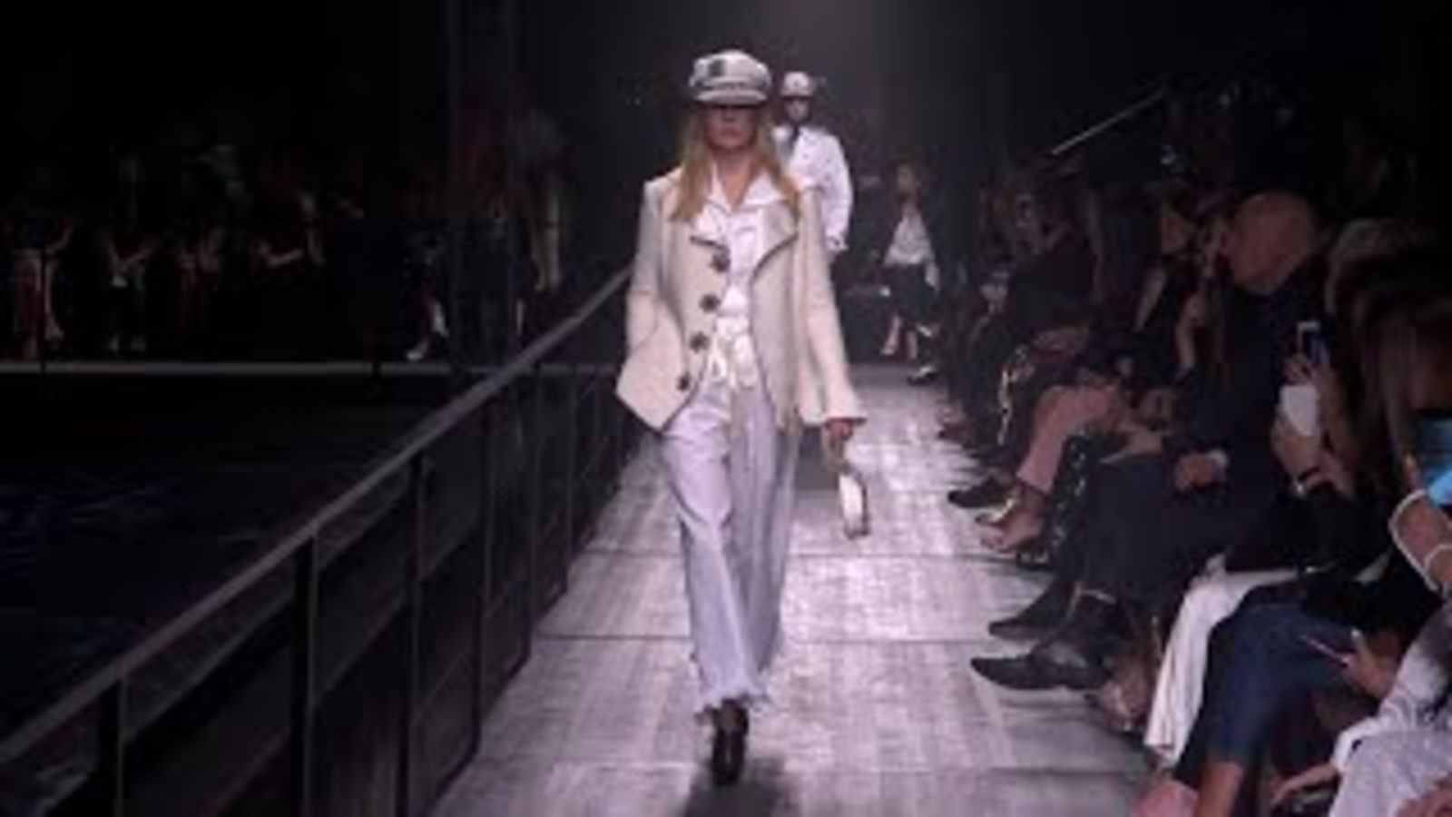 Показ коллекции CHANEL MÉTIERS D’ART PARIS-HAMBURG 2017/18 – теперь в Москве