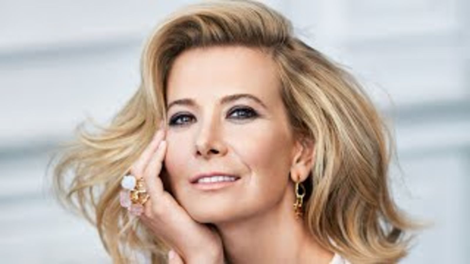 Юлия Высоцкая: томная блондинка в фотосессии Tatler