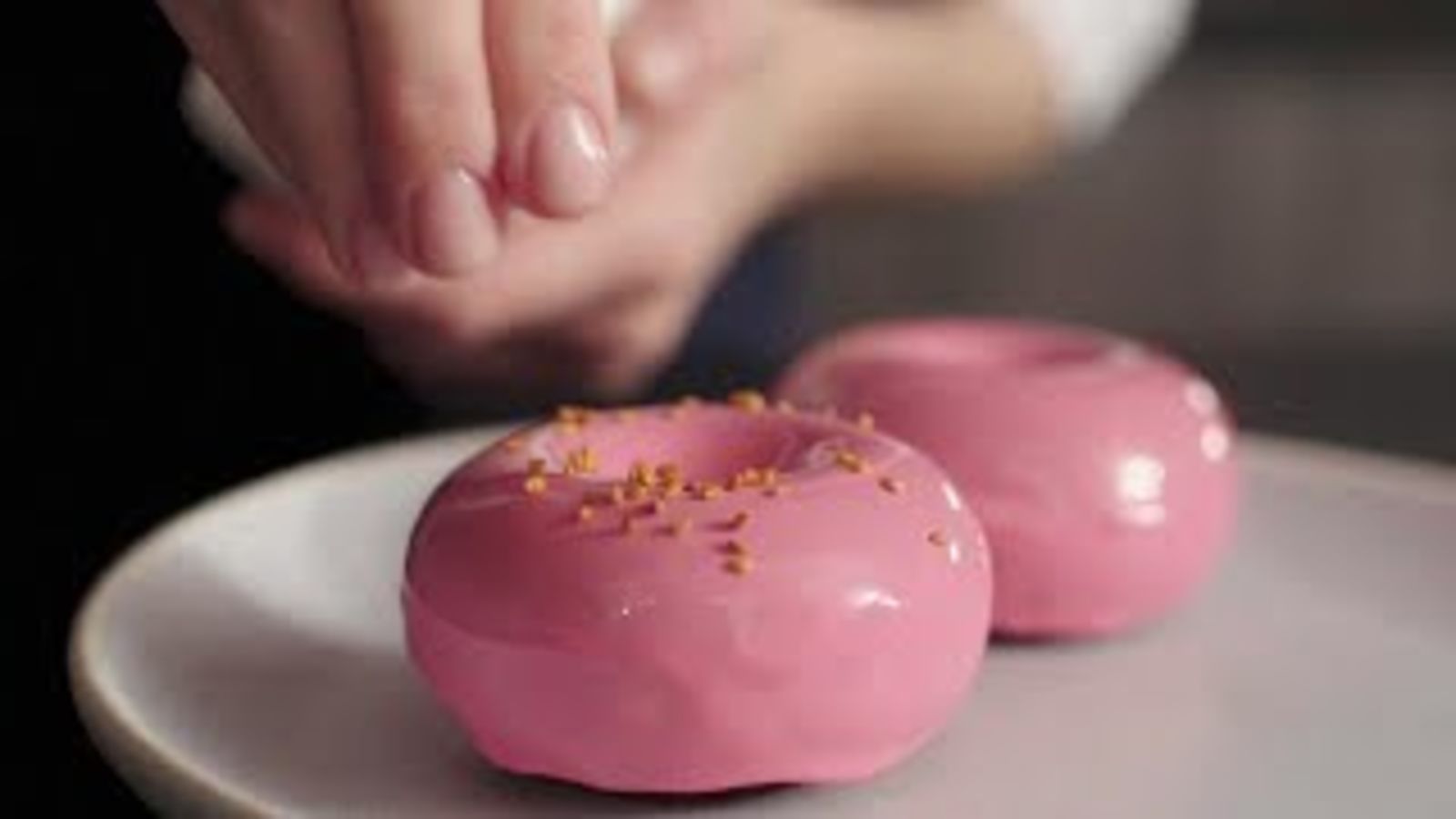 Шоколадный пончик с малиной