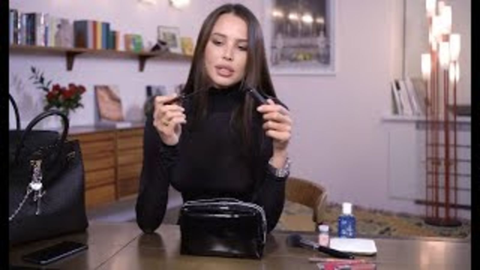 Что в косметичке у Насти Решетовой?