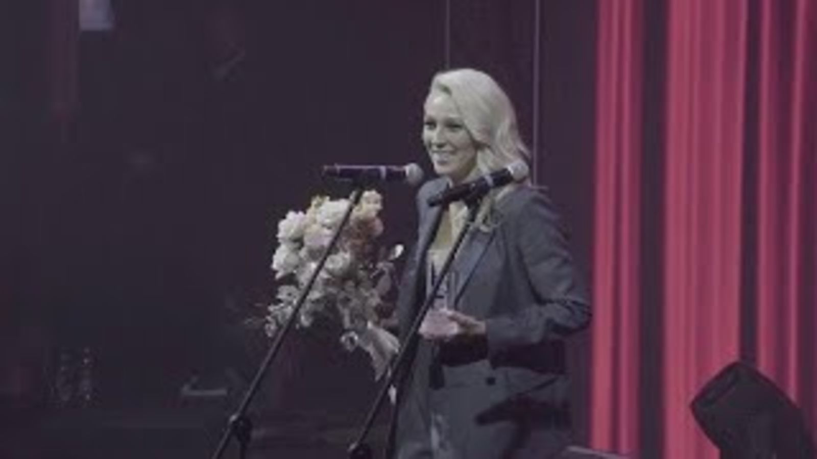 Самые интересные моменты красной дорожки и церемонии премии «Женщина года Glamour» 2017