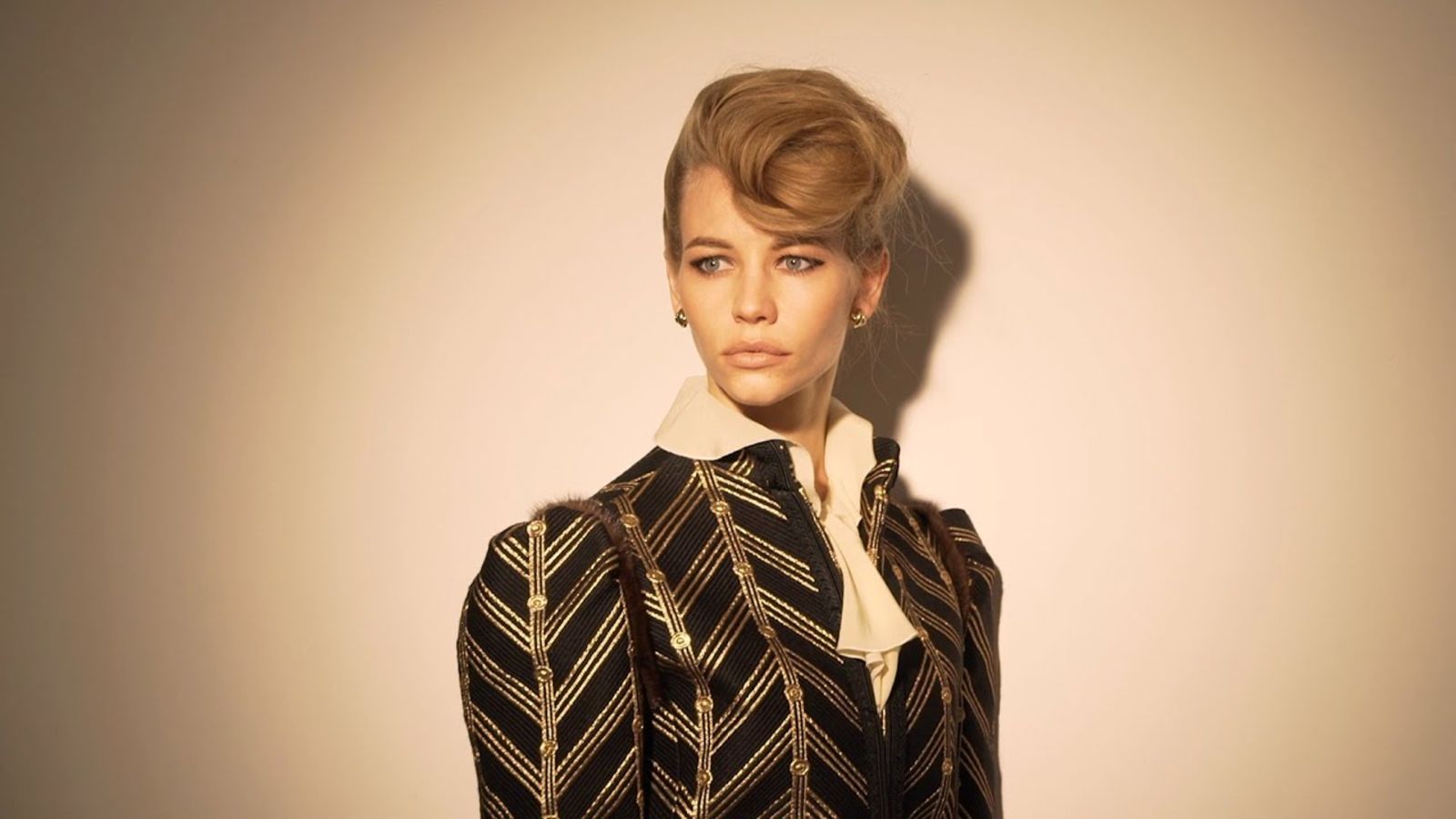 Светлана Устинова на съёмках для октябрьского номера Glamour