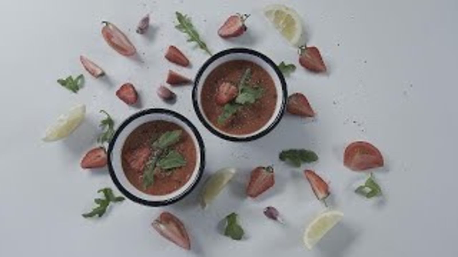 Как приготовить полезный гаспачо с клубникой