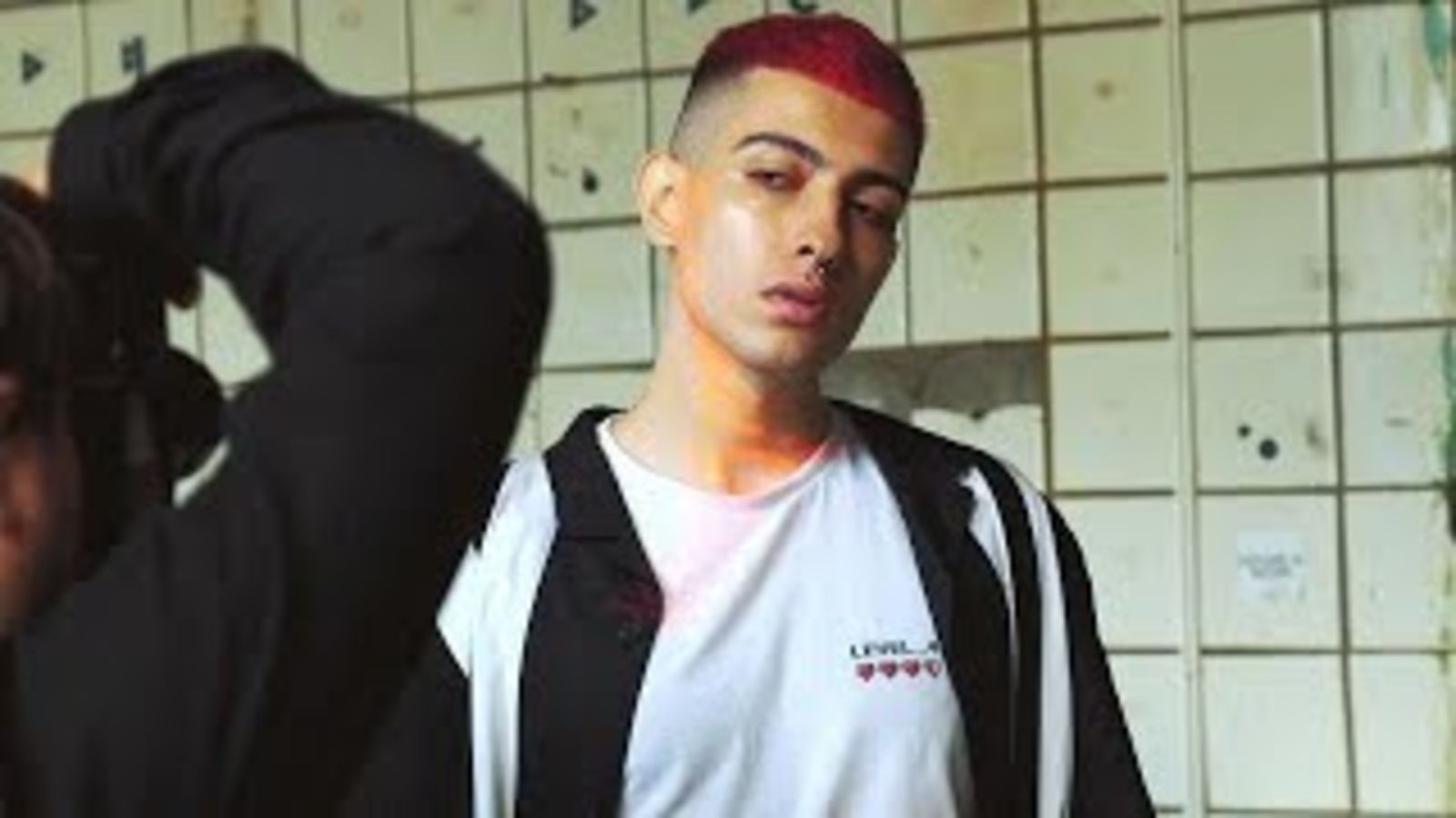 Хайлайтер за 250 рублей и помада, которая всем идет, — бьютихаки от финалиста «Мейкаперов» Геворга