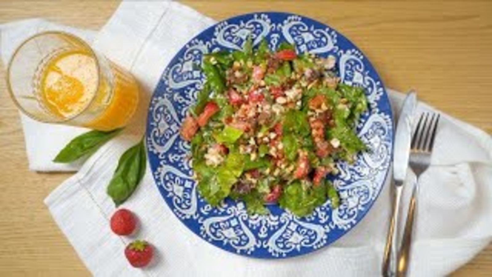 Салат с клубникой