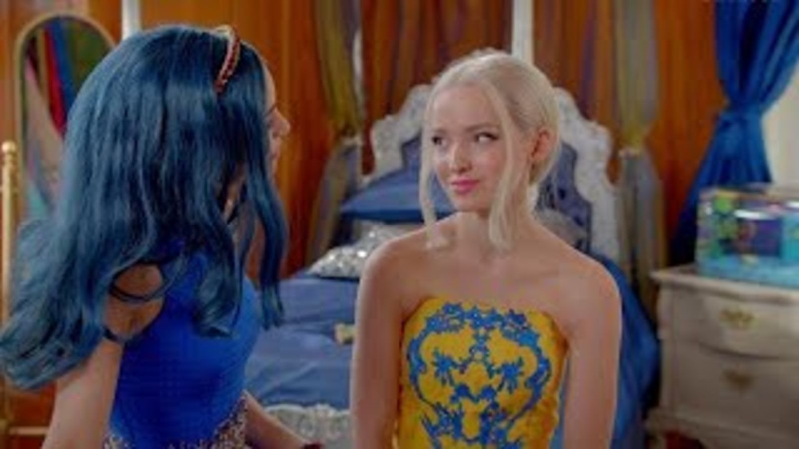 Стилист Кара Саун о дизайне костюмов в фильме «Наследники 2»