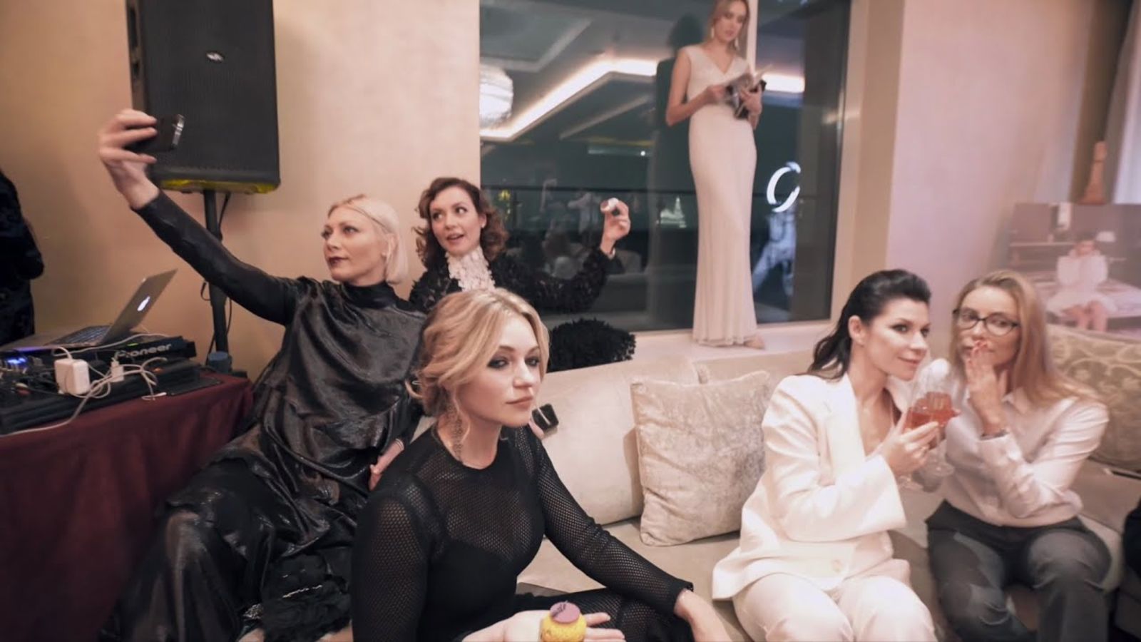 Mannequin challenge на девичнике Glamour