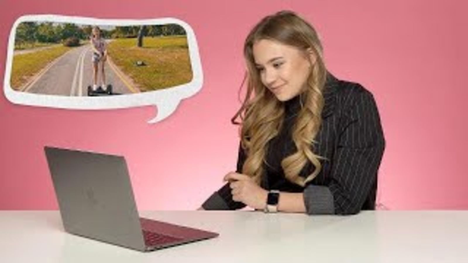 Катя Адушкина смотрит каверы на свои песни