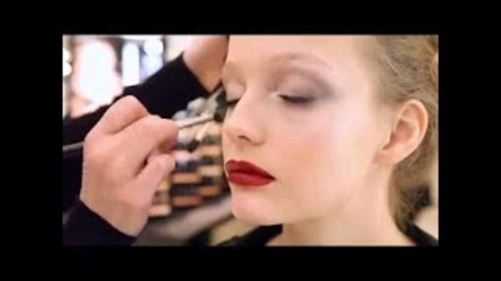 Новогодний макияж от MAC: винные губы и дымчатые глаза