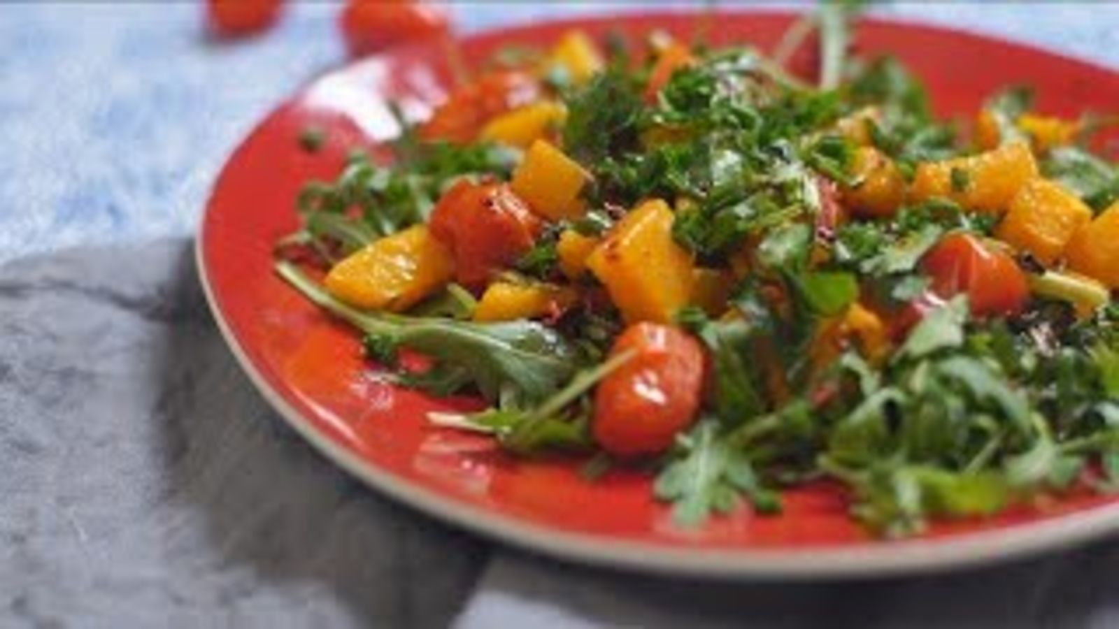 Теплый салат из тыквы с помидорами черри и рукколой