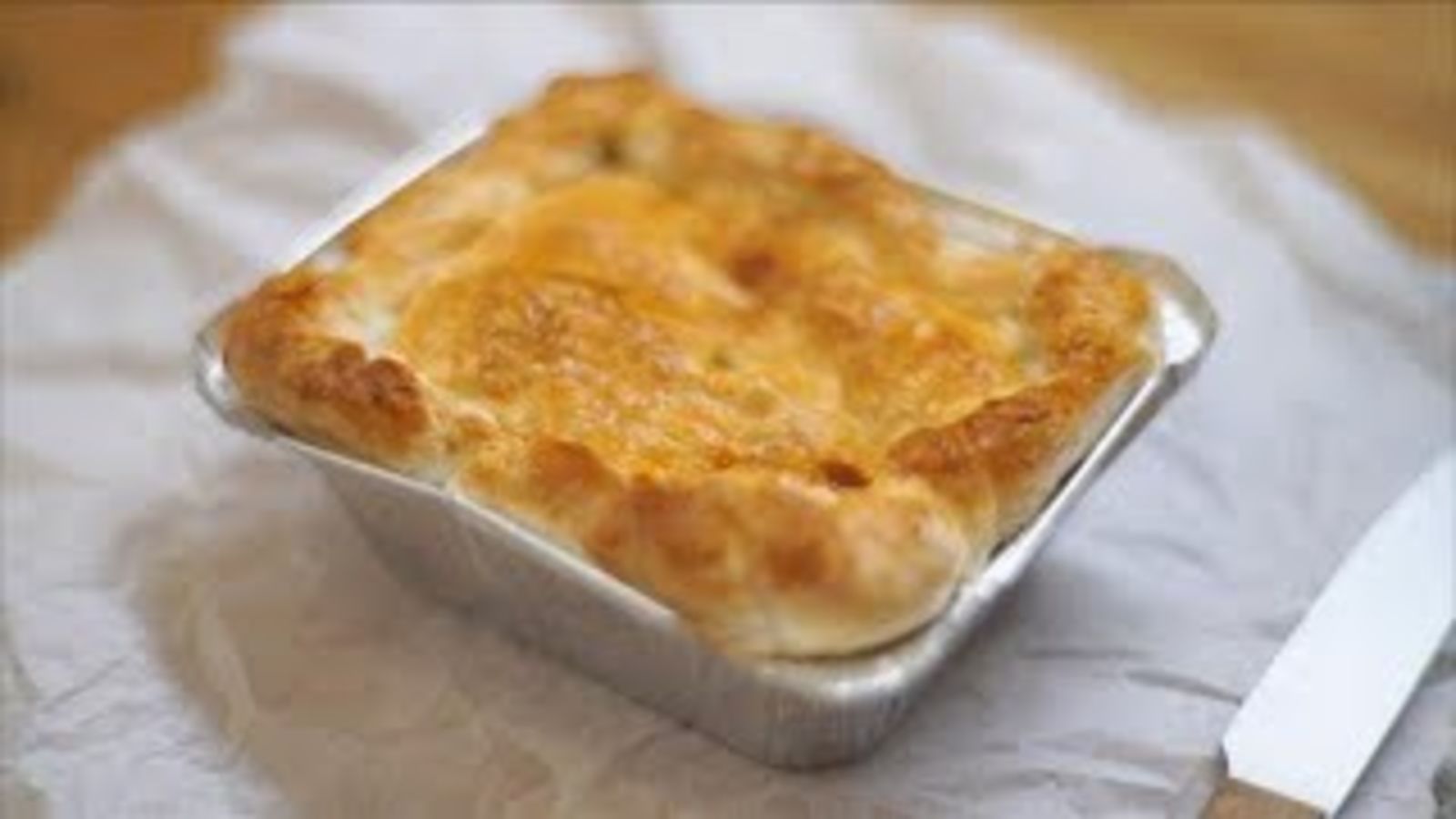 Куриный пирог из слоеного теста с овощами