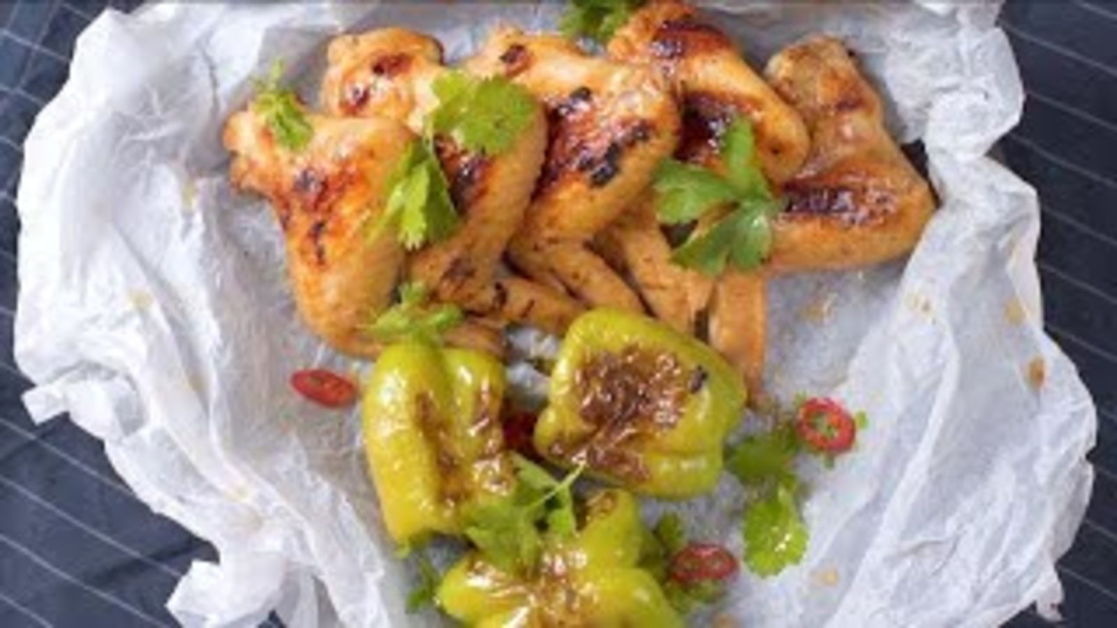 Куриные крылья с перцем и травами
