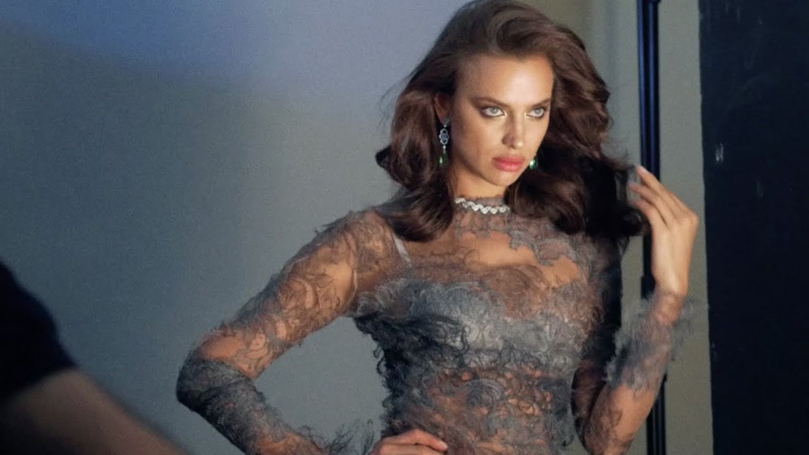 Ирина Шейк на съёмках для октябрьского номера Glamour