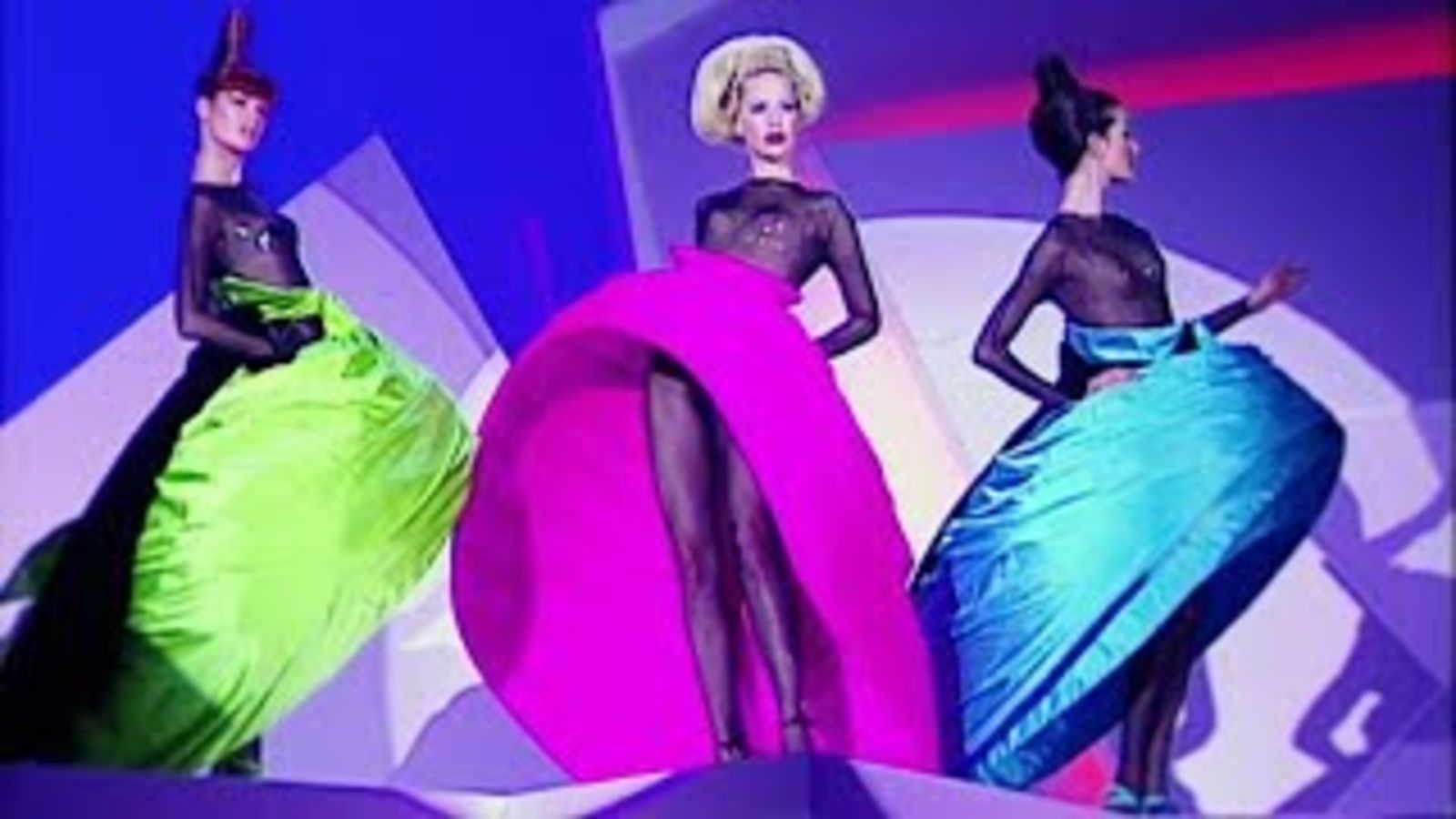Зрелищное шоу на показе Thierry Mugler в 1995 году