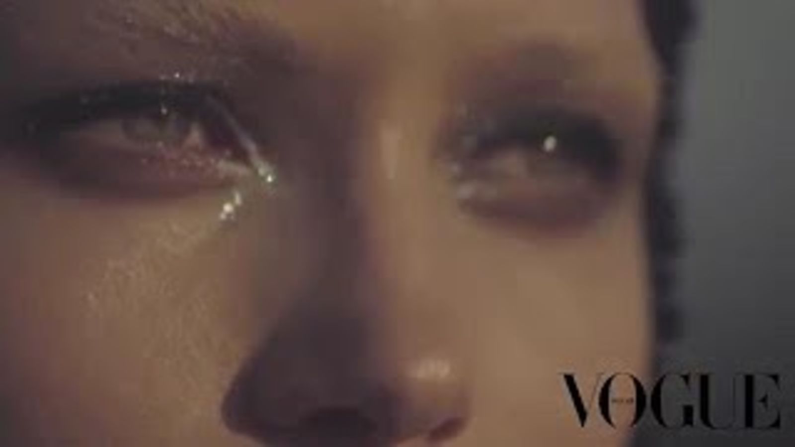 Макияж металлик на пике моды: видео со съемок VOGUE