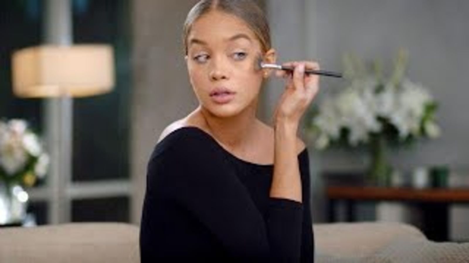 Жасмин Сандерс показывает, как сделать золотой макияж