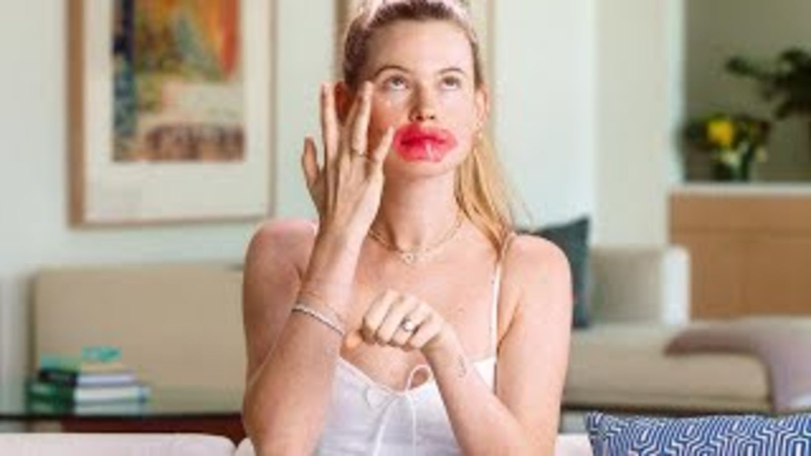 Бехати Принслу показывает свой утренний уход за кожей