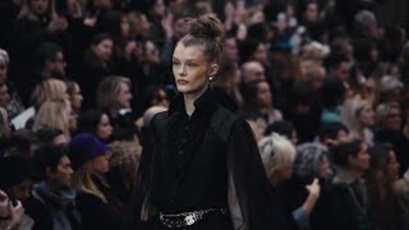 Таинственный осенний лес на показе Chanel осень-зима 2018