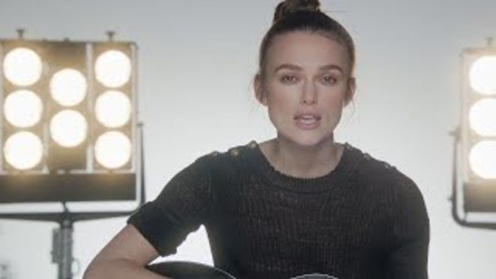 Кира Найтли поет по-французски под гитару в украшениях Chanel Coco Crush