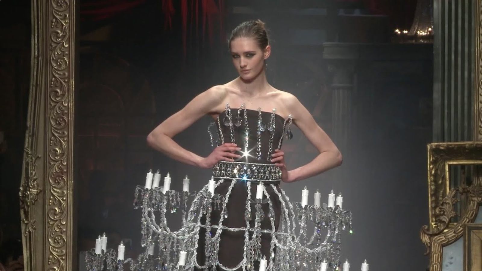 Платье-люстра, платья в дыму и байкерский шик на показе Moschino в Милане