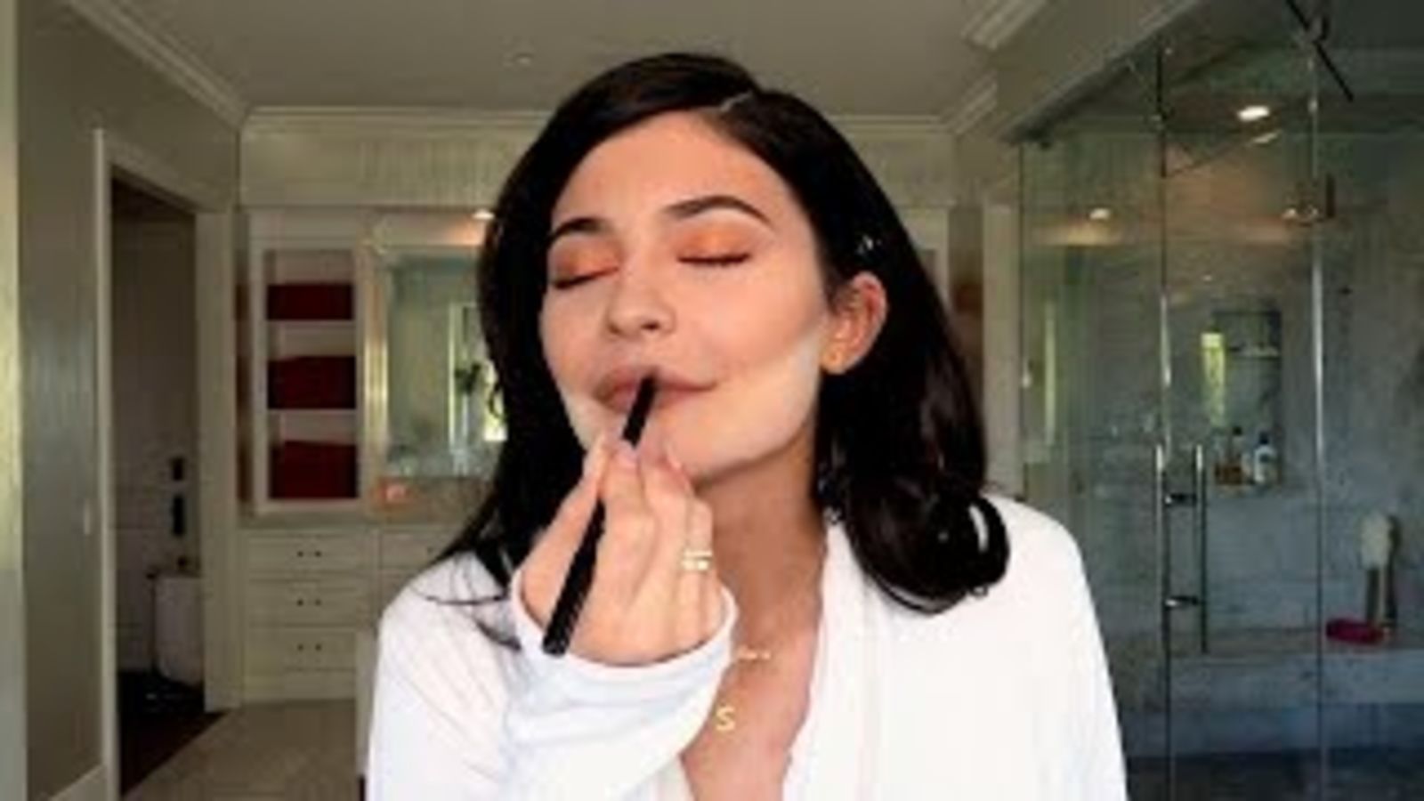 Кайли Дженнер показывает, как накрасить губы с закрытыми глазами