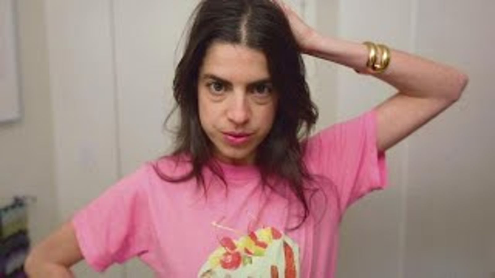 Леандра Медин показывает, как сделать естественный макияж за минуту