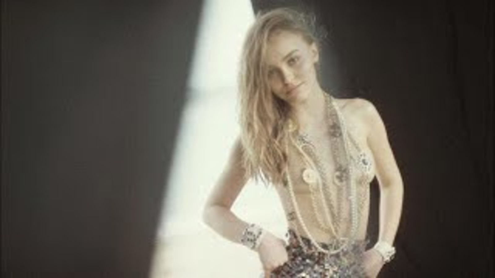 Лили-Роуз Депп на съемке для июльской обложки Vogue