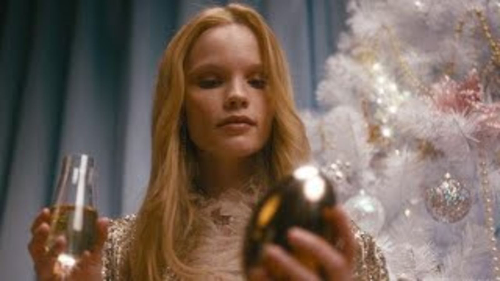 Полина Оганичева готовится к новогодней вечеринке