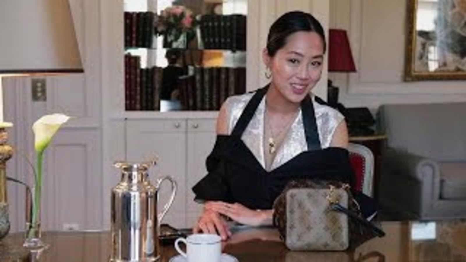 Что в сумке у Ами Сонг?