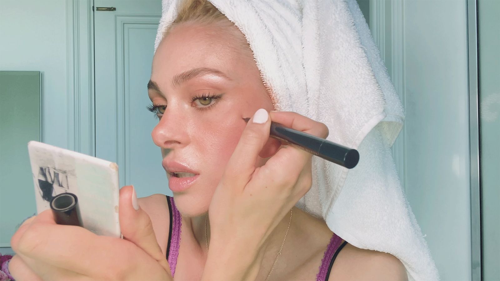 Никола Пельтц показывает, как сделать кошачьи стрелки | Vogue Россия