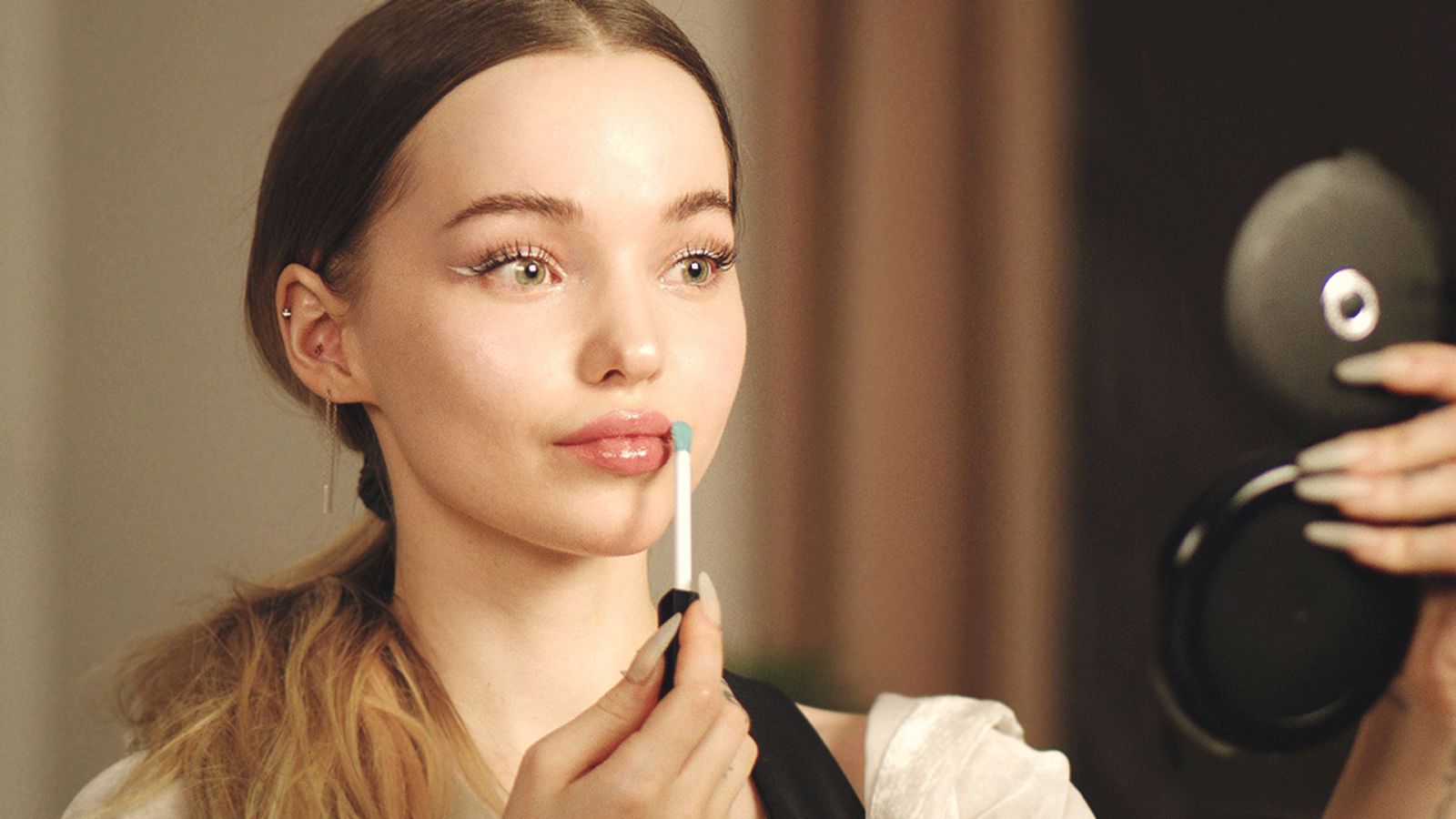 Дав Камерон показывает макияж с эффектом влажной кожи | Vogue Россия