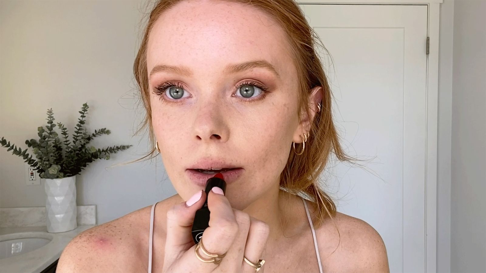 Эбигейл Коуэн показывает макияж для рыжеволосых девушек | Vogue Россия