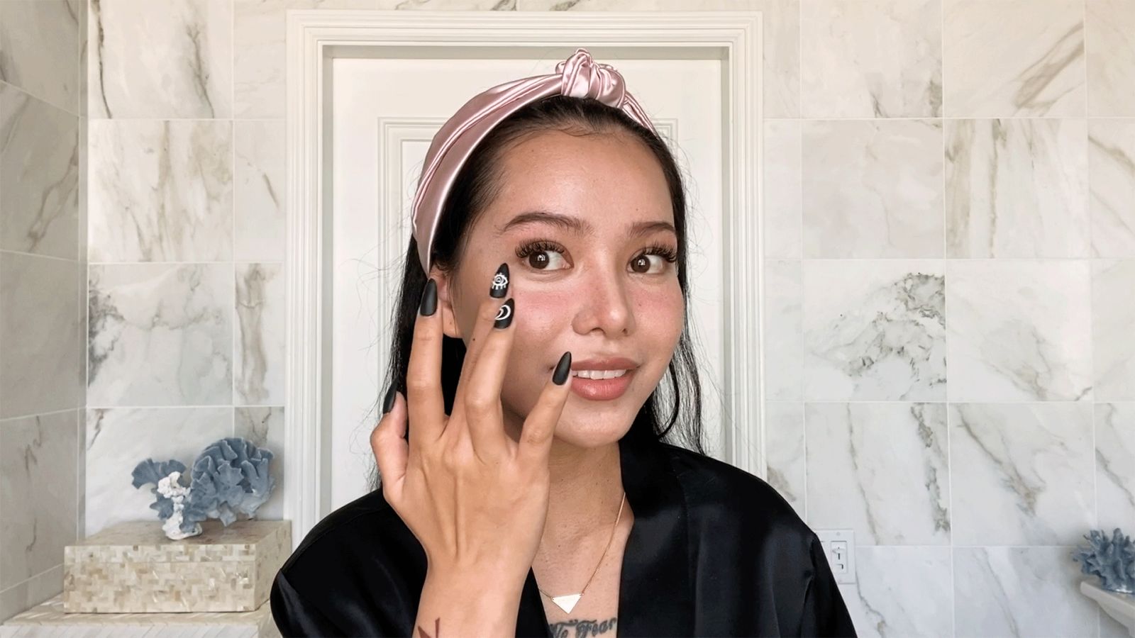Белла Порч показывает макияж из TikTok