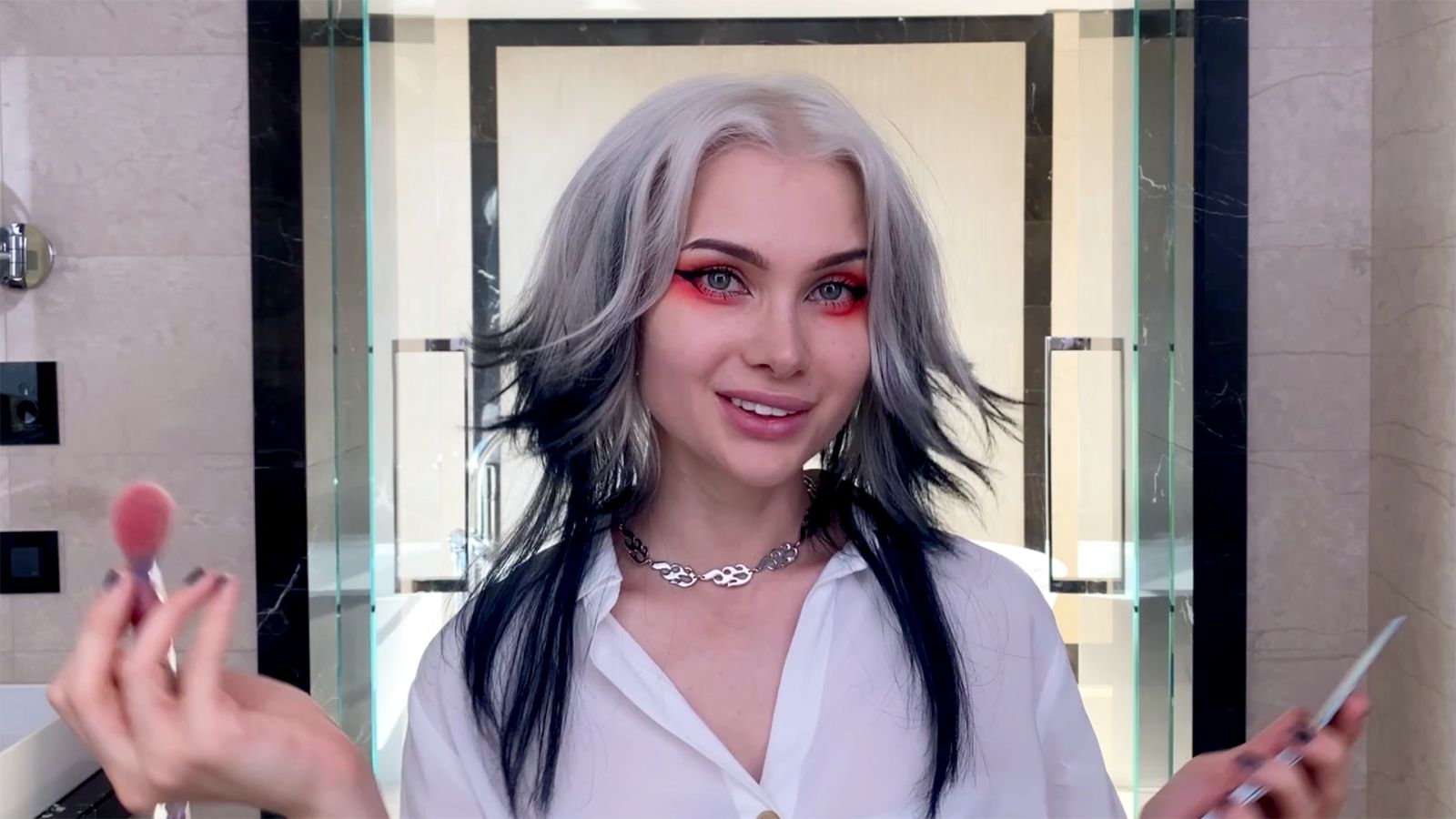 Лисса Авеми показывает макияж из TikTok в стиле аниме | Vogue Россия